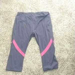 Calia by Carrie Underwood cropped leggings